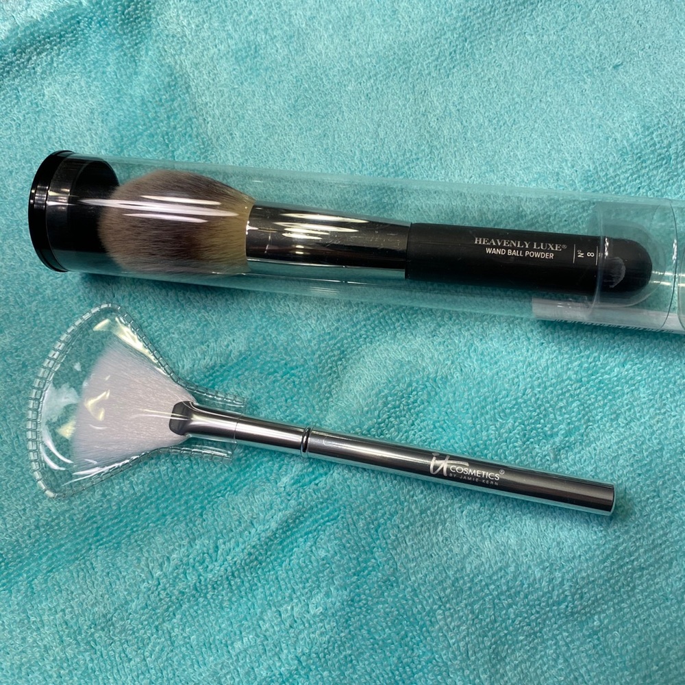 IT cosmetics bundle of 2 brushes